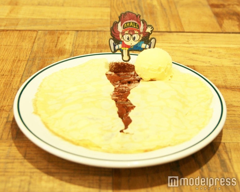 「パカカッ！」アラレちゃんの地球（ちたま）割りクレープ1,100円（税込）（C）鳥山明／集英社・東映アニメーション