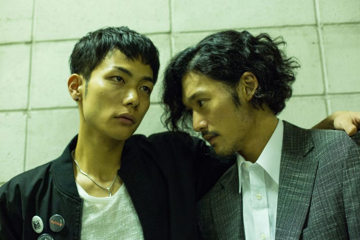 (左から)田中俊介、淵上泰史/映画「ダブルミンツ」より(C)2017「ダブルミンツ」製作委員会 (C)中村明日美子/茜新社