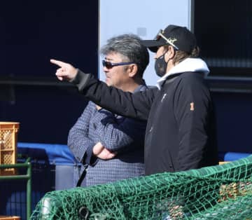 日本ハム・新庄監督と亀山氏がグラウンドで談笑 「年に一度の亀新コンビありがとう！！」「大人カッコイイ」とSNS沸く