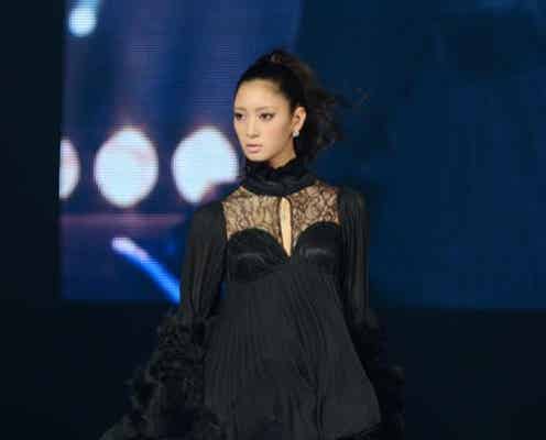 菜々緒の“美長脚”に3万人がうっとり