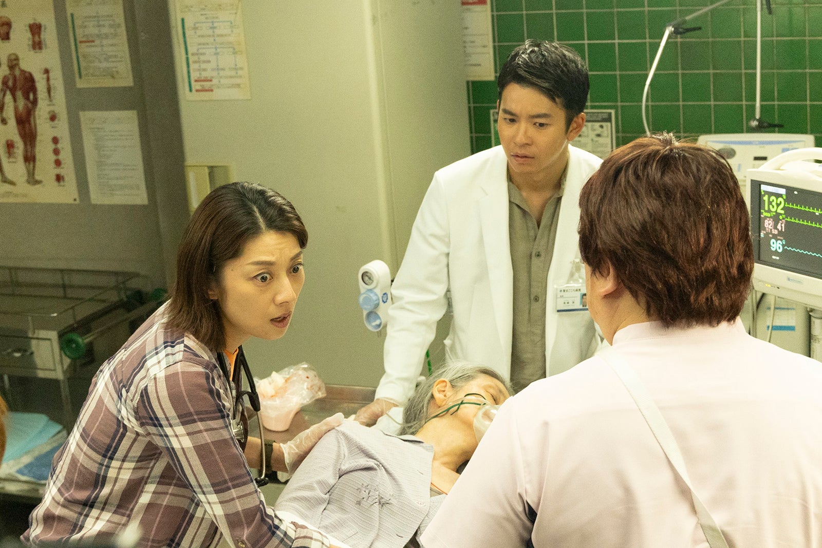 小池栄子、仲野太賀「新宿野戦病院」第4話より（C）フジテレビ