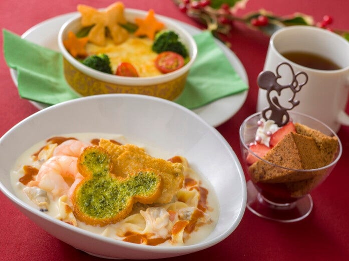 「プラザパビリオン・レストラン」のスペシャルセット 2300円。ポテトミートグラタン、クラムチャウダーのフェットチーネ、紅茶のシフォンケーキ、ドリンクのセット