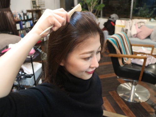 け目がついてしまっている場合は、まずコームでオールバックにとかします