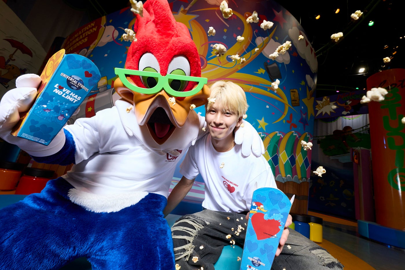 長谷川慎とウッディー・ウッドペッカー／画像提供：ユニバーサル・スタジオ・ジャパン