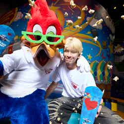 長谷川慎とウッディー・ウッドペッカー/画像提供:ユニバーサル・スタジオ・ジャパン