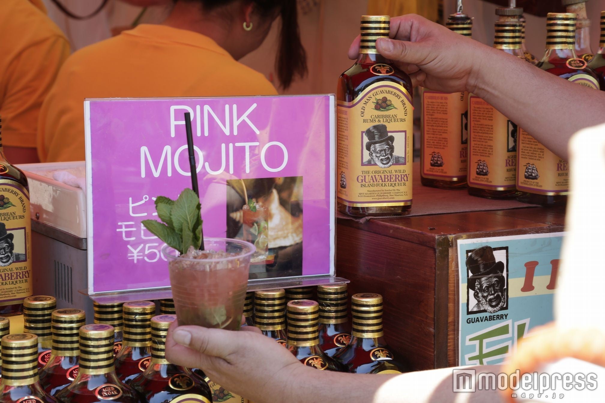 海外のアルコール類も／画像提供：カリブ・ラテンアメリカストリート実行委員会