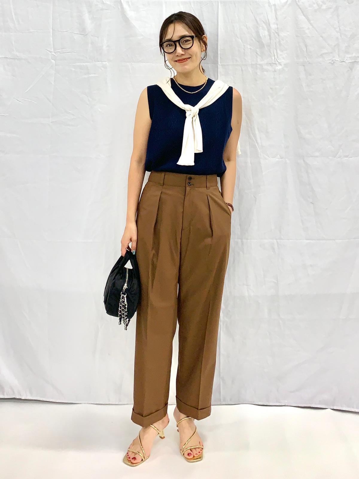 ネイビー＆ブラウンの配色で「大人のおしゃれ見え」がかないます　出典：StyleHint