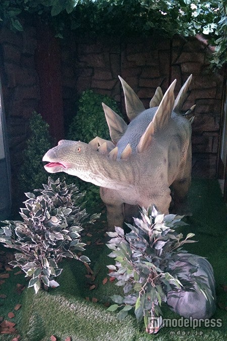 入り口で恐竜がお出迎え／画像提供：TKファクトリー