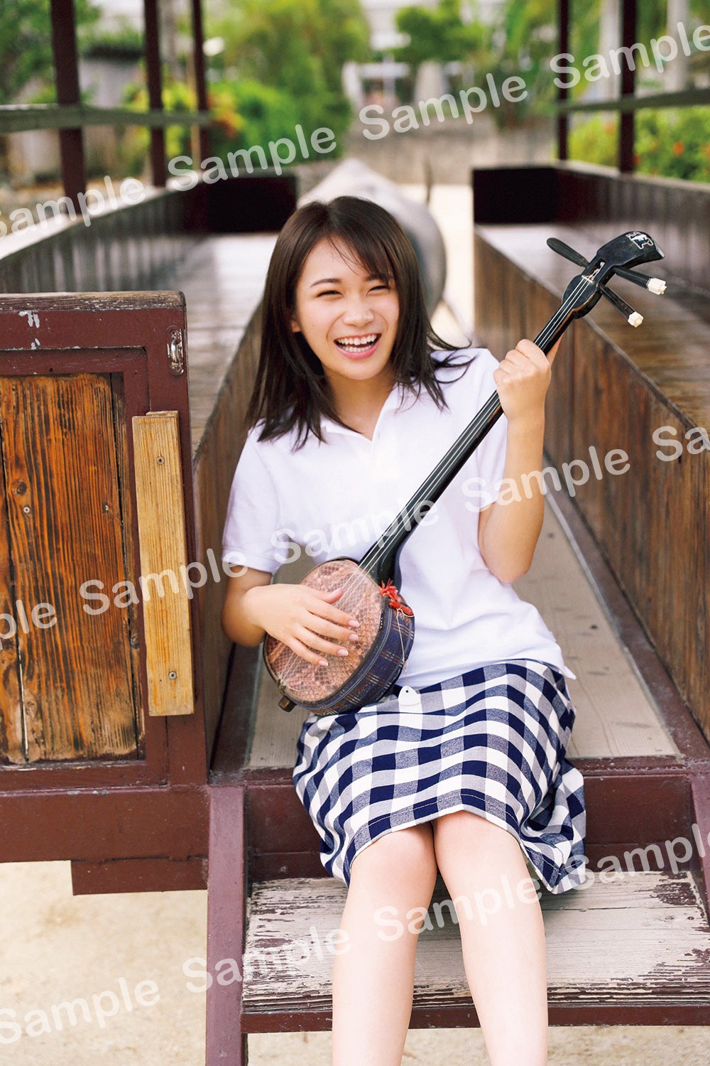 秋元真夏／封入特典ポストカード6種類／撮影：倉本GORI（発売：竹書房）