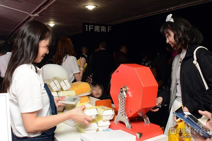 人気キャラクター「ぐでたま」のグッズが当たる抽選会を実施