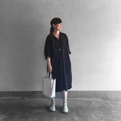 シンプルな白シャツ 40代や50代のおしゃれな人はどう着こなしてる 大人のホワイトシャツこなれコーデ9選 モデルプレス シンプルな白シャツ 40代や50代のおしゃれな人はどう着こなしてる 大人のホワイトシャツこなれコーデ9選 モデルプレス