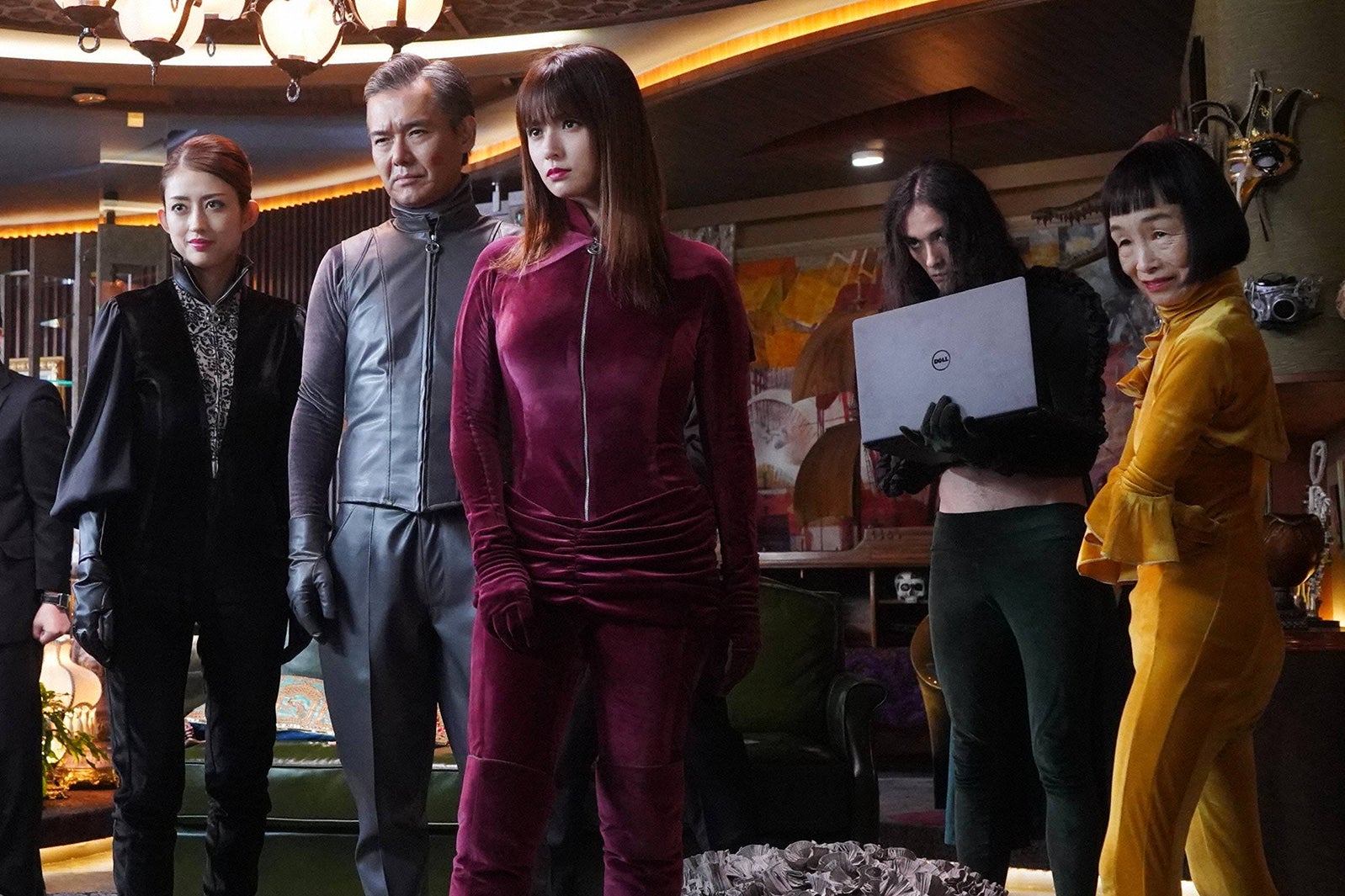 左から）小沢真珠、渡部篤郎、深田恭子、栗原類、どんぐり（C）フジテレビ