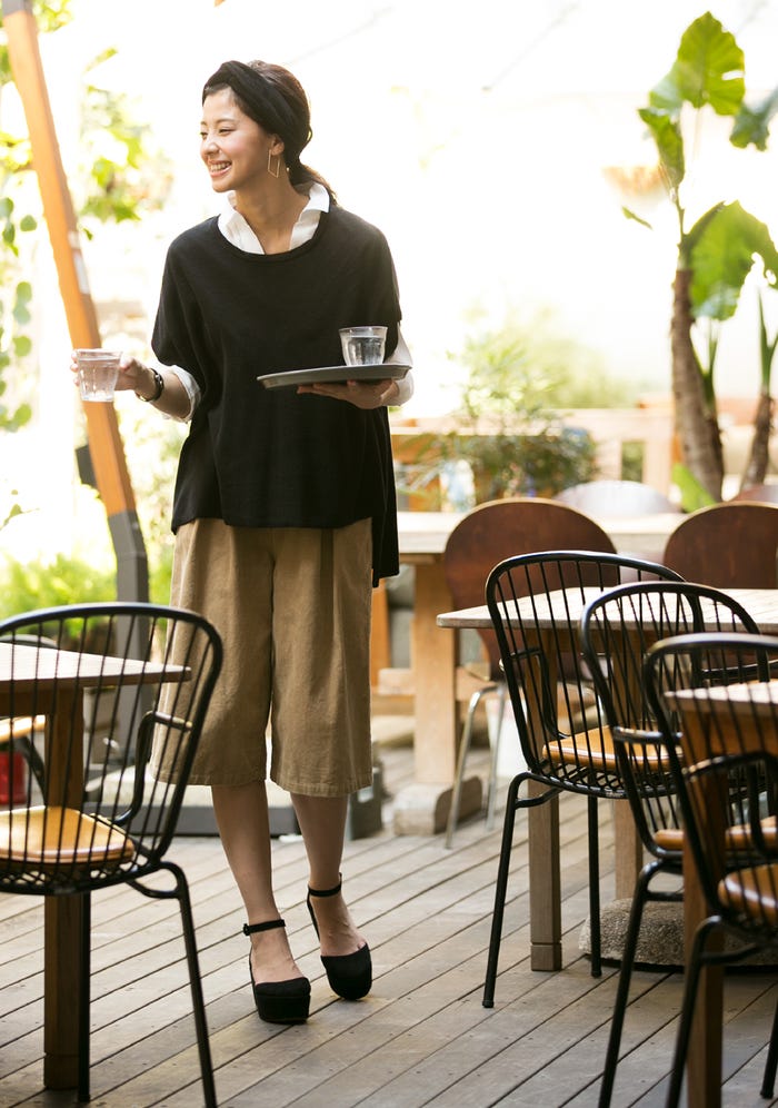 シャツセットニット¥3,990/SEVENDAYS=SUNDAY(SEVENDAYS=SUNDAY 新宿店) コーデュロイワイドパンツ¥5,990/KOE(KOE 岡山店) スエード風ターバン¥3,500/ELFORBR ピアス(ゴールドバーピアスつき)¥2,500/ECLIN レザー×トライアングルバングル¥2,400/ENVYM 厚底パンプス¥26,000/TSURU by Mariko Oikawa(C)TOPLOG
