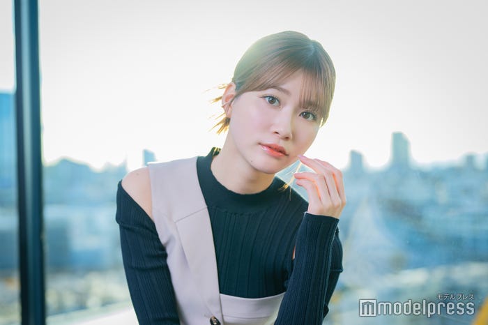 生見愛瑠/衣装:ニット¥12,100、ワンショルビスチェ¥9,900、スカート¥16,500 全てレディメイド(リンワン)/イヤカフ¥11,000 プラス ヴァンドーム(プラス ヴァンドーム ジェイアール名古屋タカシマヤ店)/シューズ¥16,500 ダイアナ(ダイアナ 銀座本店)/ヘアメイク:榊ひかる(Lila)/スタイリスト:伊藤ミカ(C)モデルプレス
