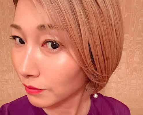 狩野舞子、スリットから美脚チラリ「脚長い」「美しい」の声