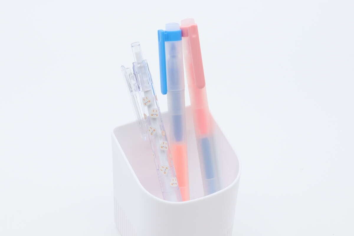 ダイソーのノック式ペンカッター（韓国スタイルラビットオンニ）ペン立て