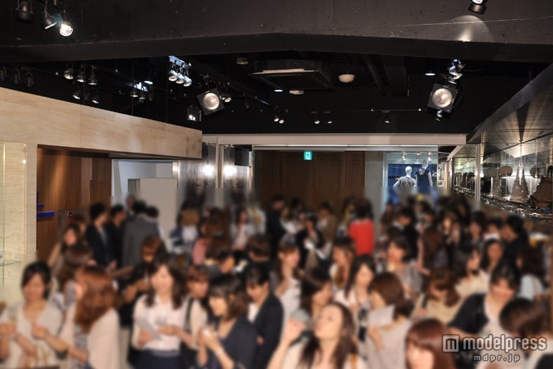 店内は招待されたオシャレ女子100名で大盛り上がり