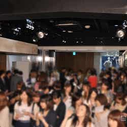 店内は招待されたオシャレ女子100名で大盛り上がり