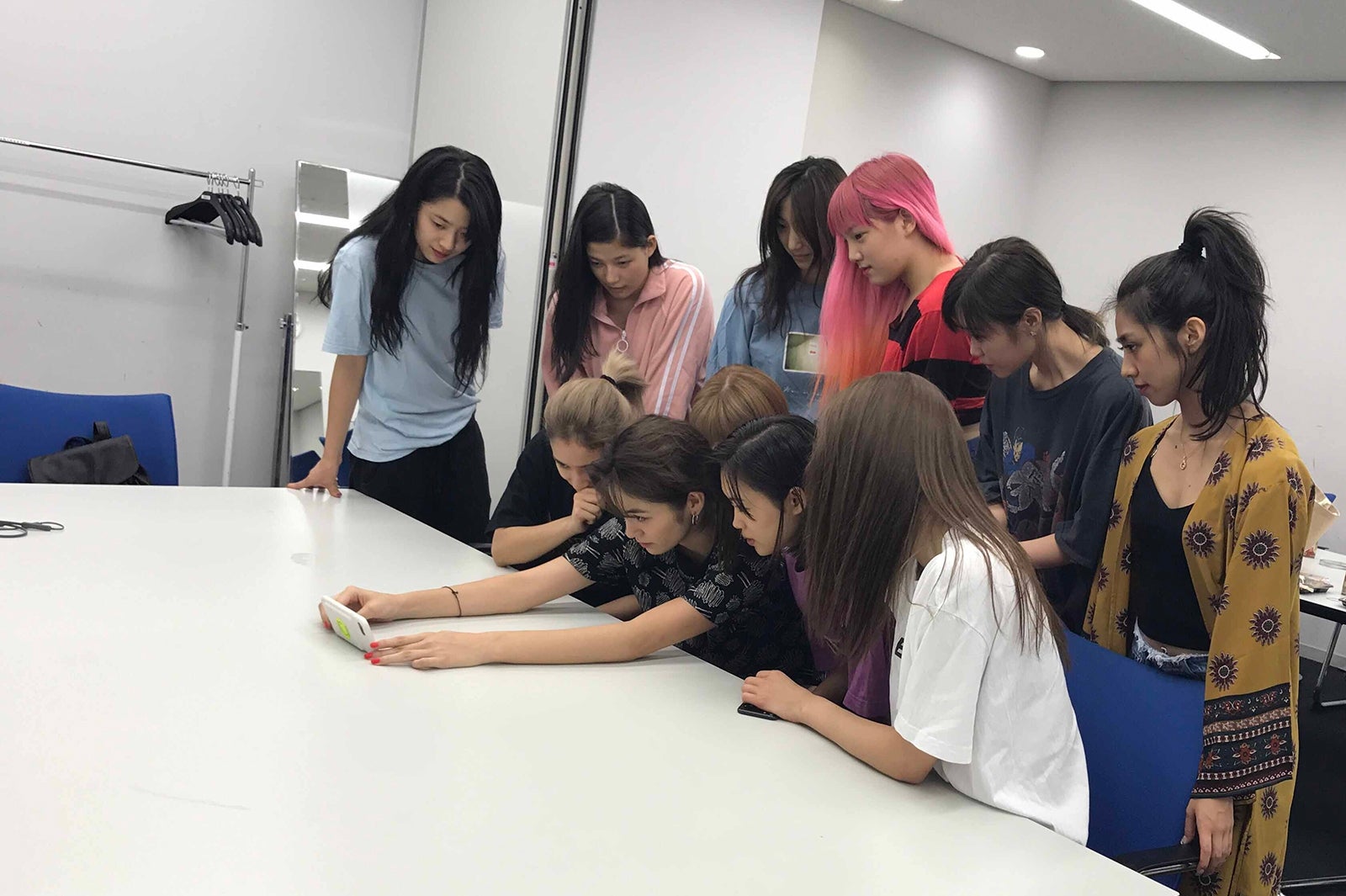 リハーサル映像を念入りにチェックするE-girls （画像提供：テレビ朝日）
