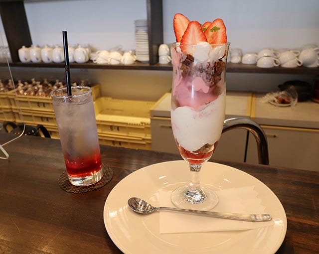 イチゴのパフェとうめソーダ