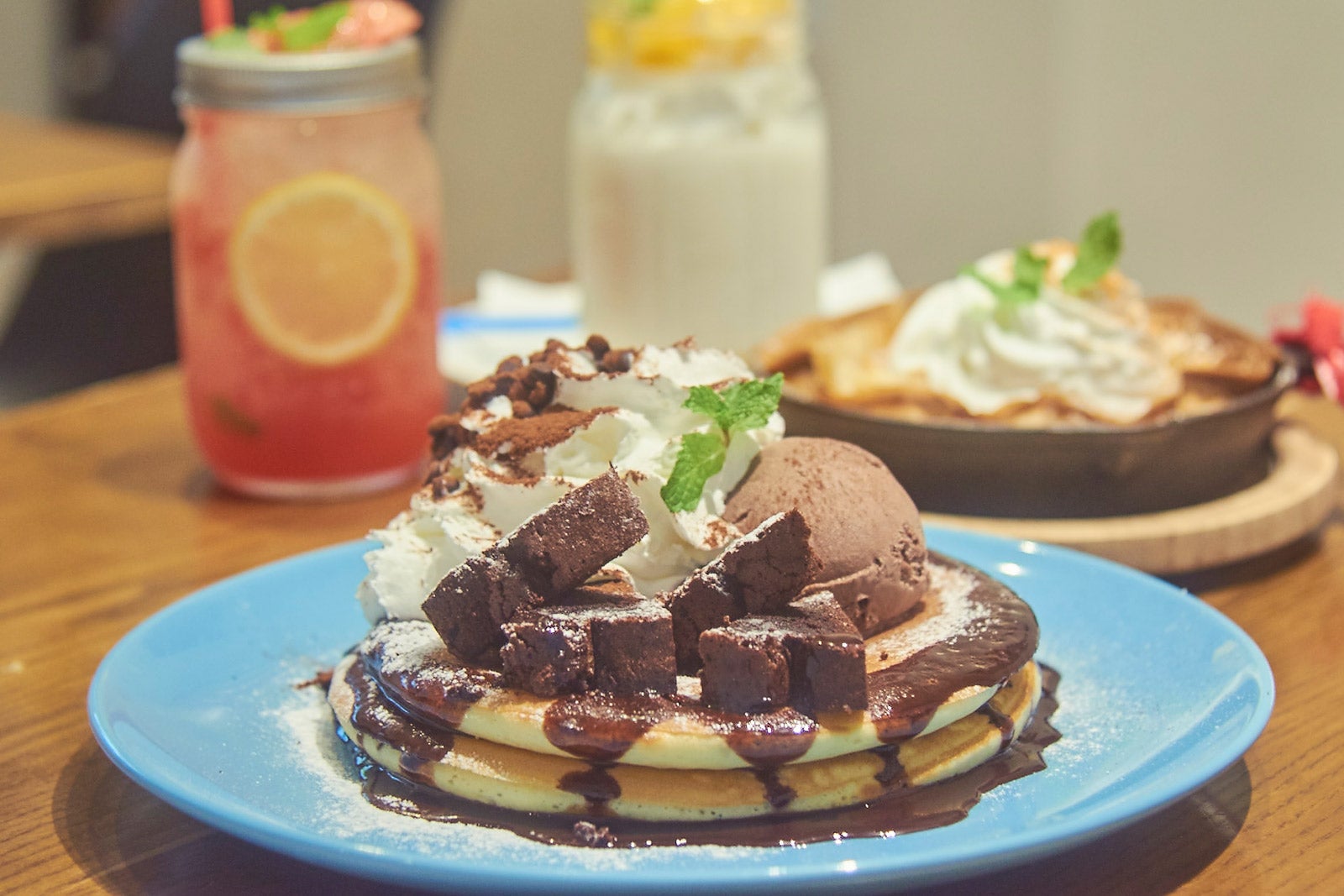 濃厚ガトーショコラとチョコチップの、甘くてビターなコラボレーションパンケーキ「Triple Chocolate」Sサイズ:900円 / Wサイズ:1200円（C）モデルプレス