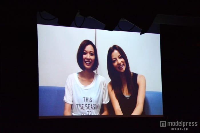 ビデオメッセージを寄せた戸田恵梨香(左)と香里奈(右)/「SUMMER NUDE」ドラマファンミーティングより