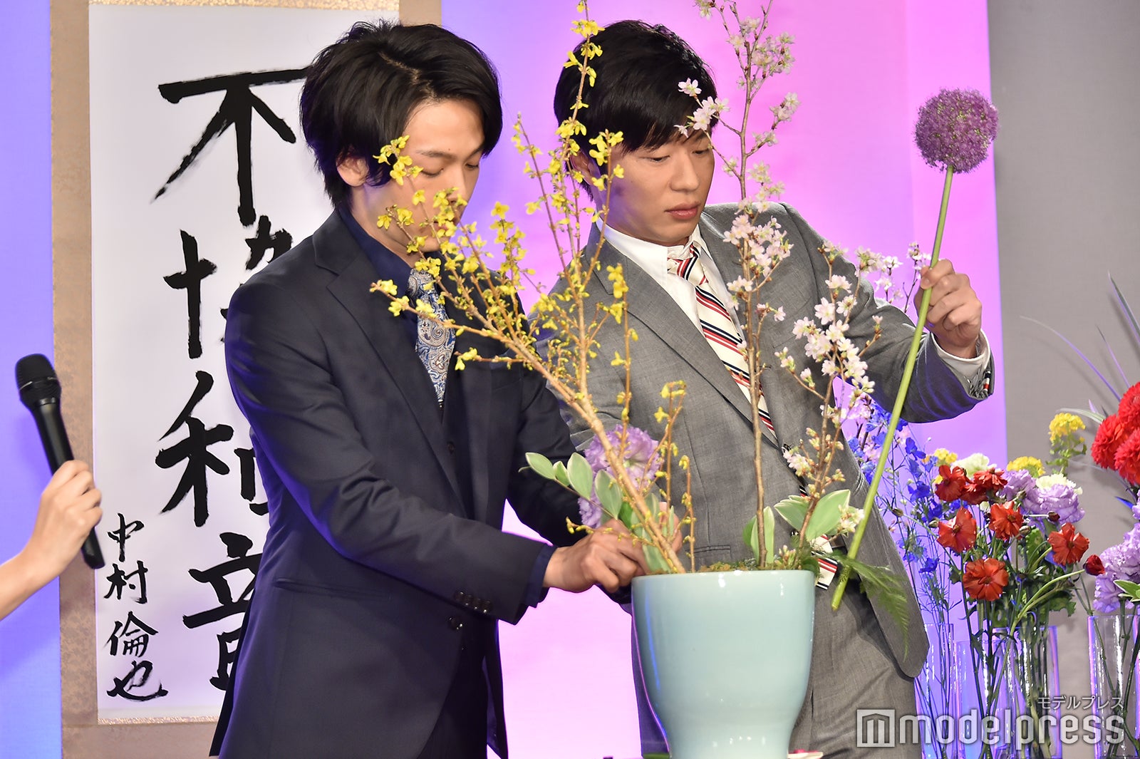 生け花を楽しむ中村倫也、田中圭（C）モデルプレス