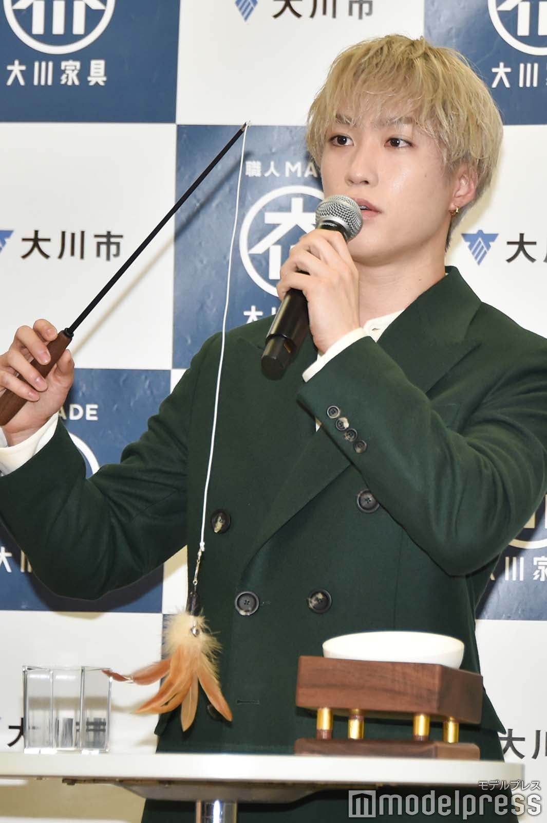 猫じゃらしの説明をする藤原樹 （C）モデルプレス