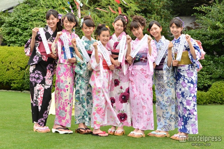 「七夕撮影会」に出席したX21の（左から）小澤奈々花、細井友里加、白鳥羽純、井頭愛海、吉本実憂、籠谷さくら、末永真唯、泉川美穂