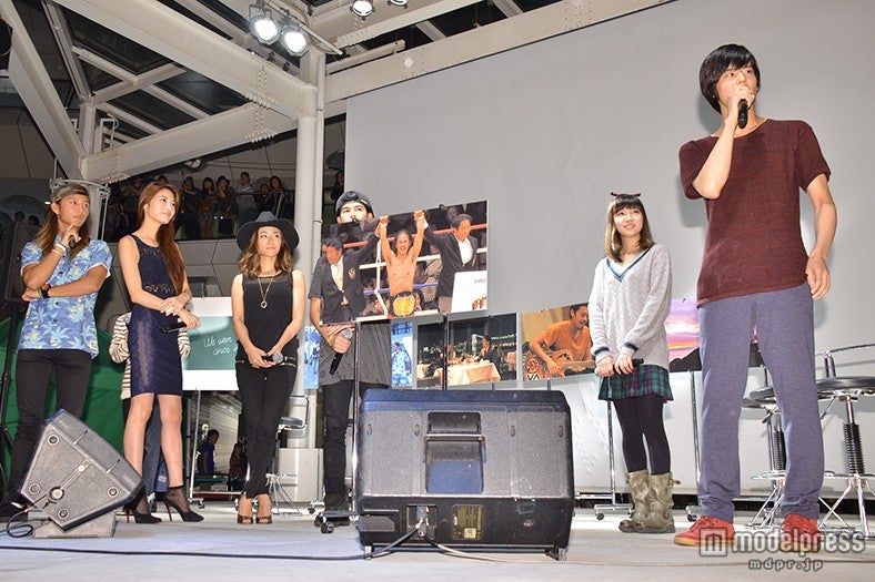 写真で思い出を振り返るメンバー