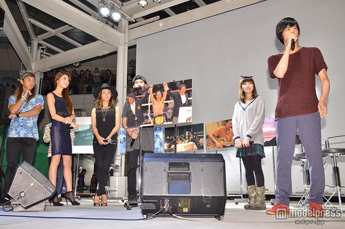 写真で思い出を振り返るメンバー