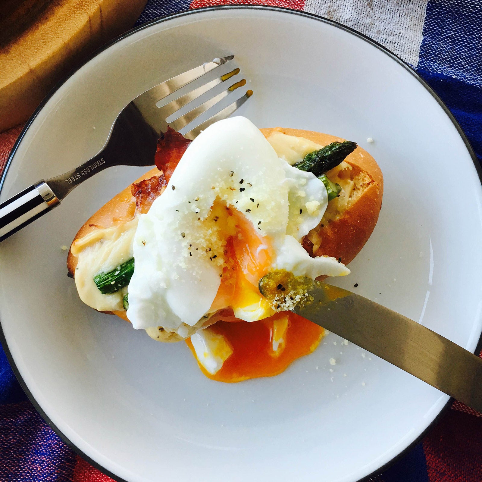 卵を崩してとろ～りを楽しもう／画像提供：柏原歩