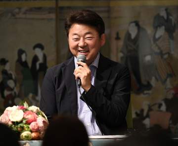 舞の海氏が両国国技館で故・北の富士さんの思い出語る「相当遊んでこないと、この味は出ないですね」【大相撲夏場所】