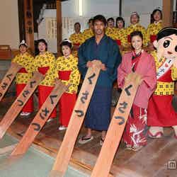 湯もみを体験する(右から)上戸彩、阿部寛