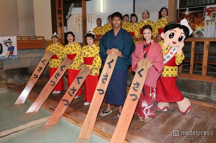 阿部寛 上戸彩 テルマエ ロマエii に登場する草津の名湯を満喫 女子旅プレス 阿部寛 上戸彩 テルマエ ロマエii に登場する草津の名湯を満喫 女子旅プレス
