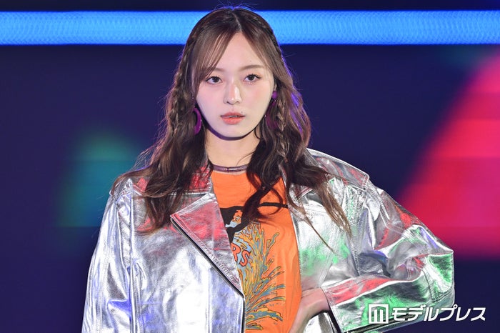 乃木坂46梅澤美波、ミニスカ×厚底サンダルで美脚披露【GirlsAward 2024 S／S】