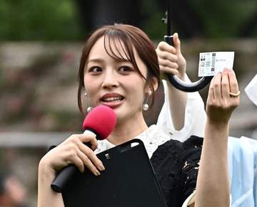 「マジか」「やっぱスタイルすごい」東京競馬場降臨の美女に騒然「エレガントな美しさ」「可憐やわ」
