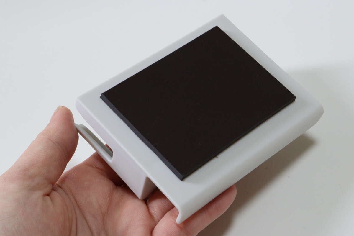 セリアのロッカー用スマホホルダーの裏面のマグネット