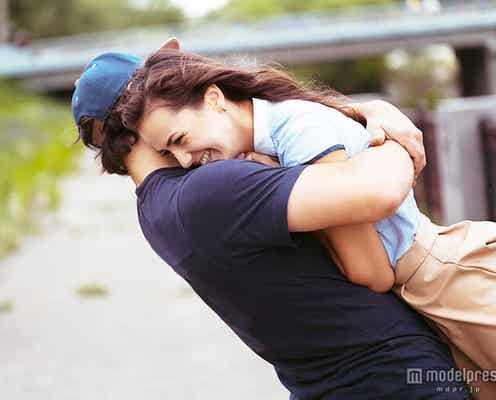 男性が無性に抱きしめたくなる女子5つの行動