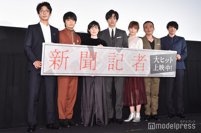 (左から)北村有起哉、岡山天音、シム・ウンギョン、松坂桃李、本田翼、高橋和也、藤井道人監督(C)モデルプレス