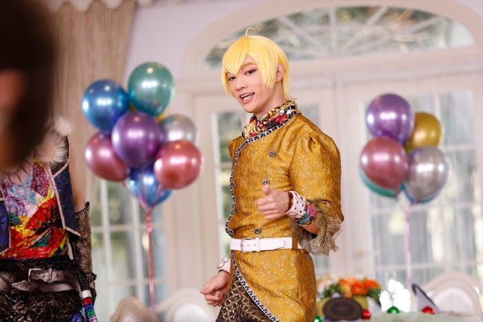 舞台『おそ松さんon STAGE~SIX MEN’S SHOW TIME~』F6の『Fo6ow Your Dreams!!!!!!』MV撮影より(C)赤塚不二夫/「おそ松さん」on STAGE製作委員会2020