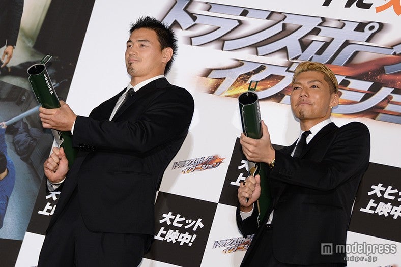 （左から）五郎丸歩選手、EXILE SHOKICHI