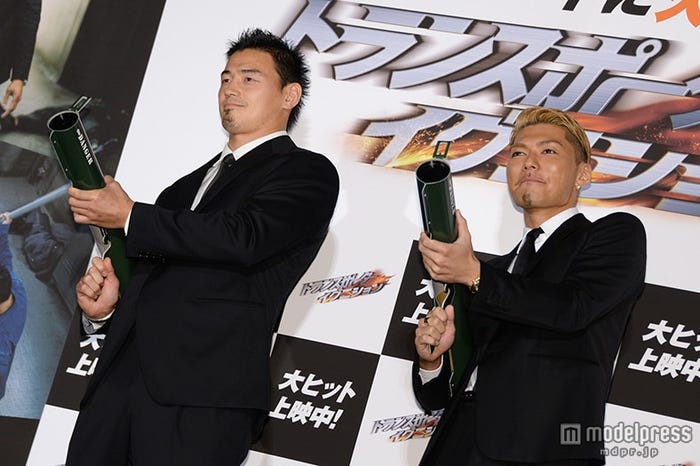 観客のハートに火をつける(=イグニッション)バズーカを発射/左から:五郎丸歩選手、EXILE SHOKICHI