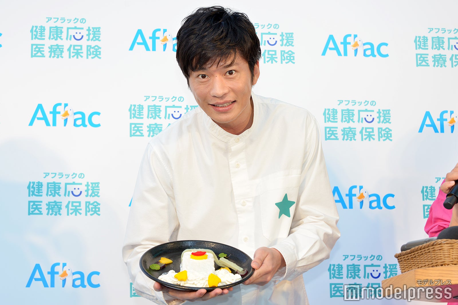 パンケーキを落とすまいと一生懸命な田中圭（C）モデルプレス