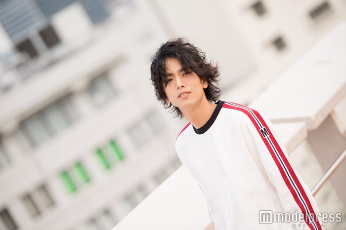 黒羽麻璃央(C)モデルプレス