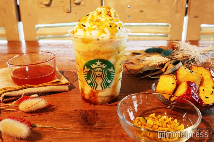(写真中央)「オータム スイートポテト フラペチーノ」(C)モデルプレス