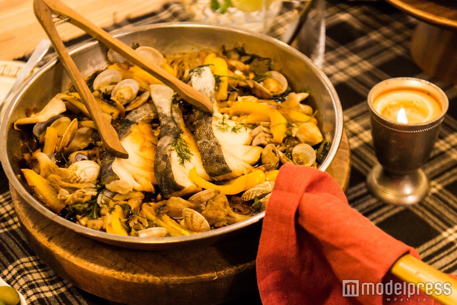 「タラと春菊のアクアパッツァ」はフライパンのままディスプレイ（C）モデルプレス