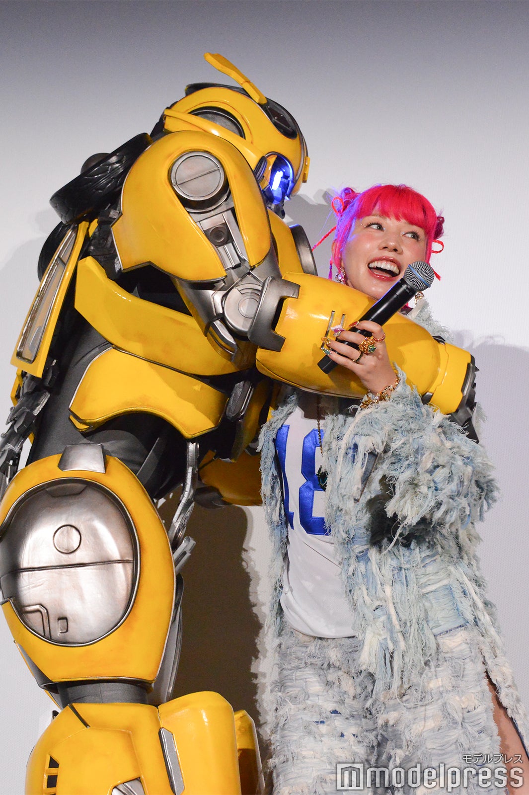 “大ファン”バンブルビーとのハグに興奮する仲里依紗（C）モデルプレス