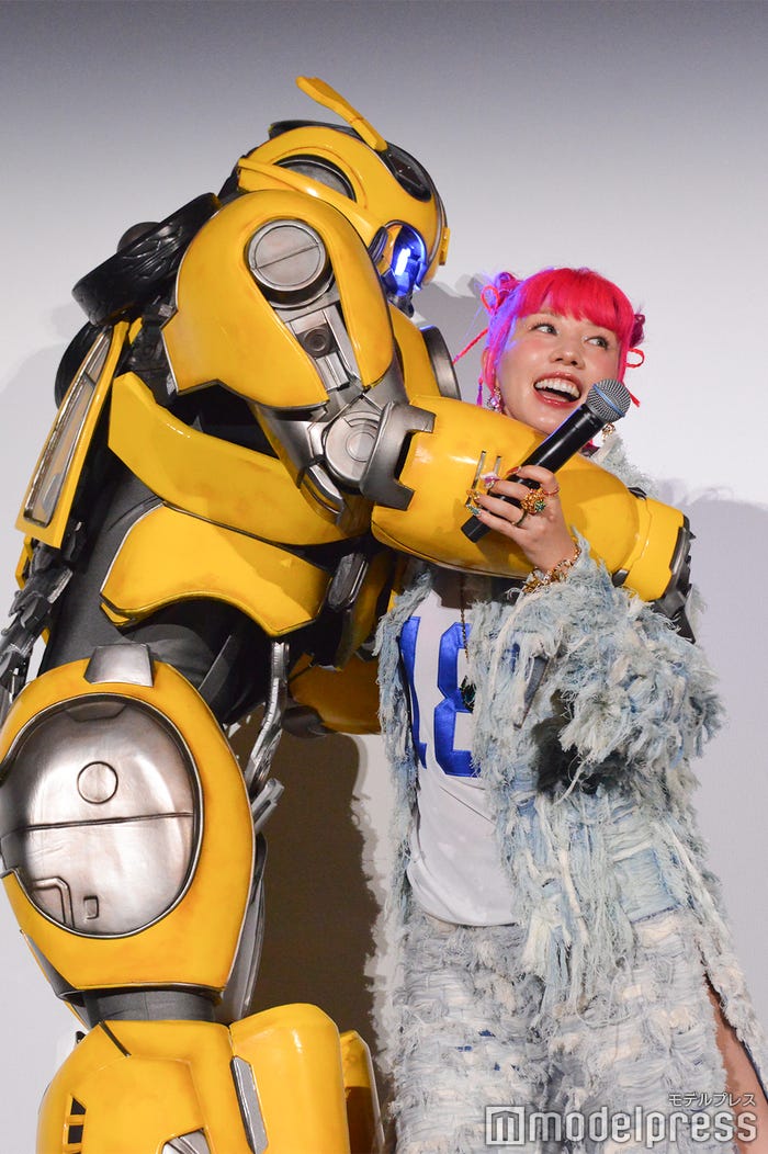 “大ファン”バンブルビーとのハグに興奮する仲里依紗(C)モデルプレス