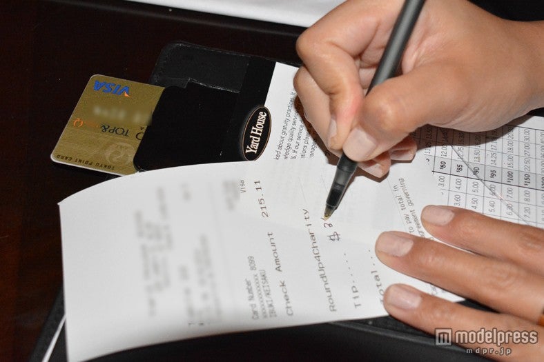 カードでワリカンも簡単、チップの金額はサラりと手書きでOK